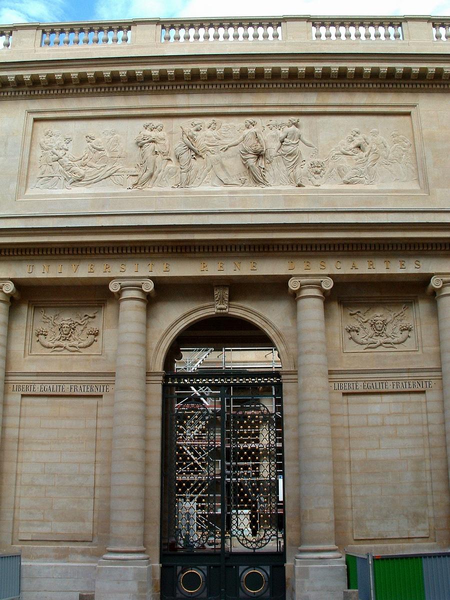 Paris - Université René Descartes (ancienne académie de chirurgie, faculté de médecine) Portail d'entrée sur la rue de l'Ecole-de-Médecine