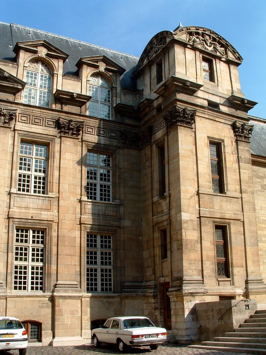 Paris - Hôtel de Lamoignon - Façade sur cour 