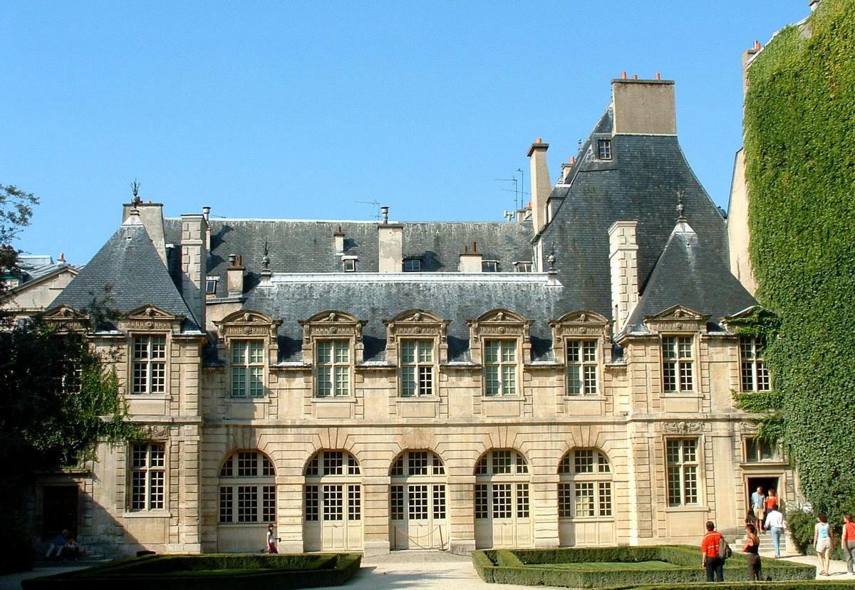 Paris - Hôtel de Sully - Orangerie et passage donnant sur la place des Vosges 