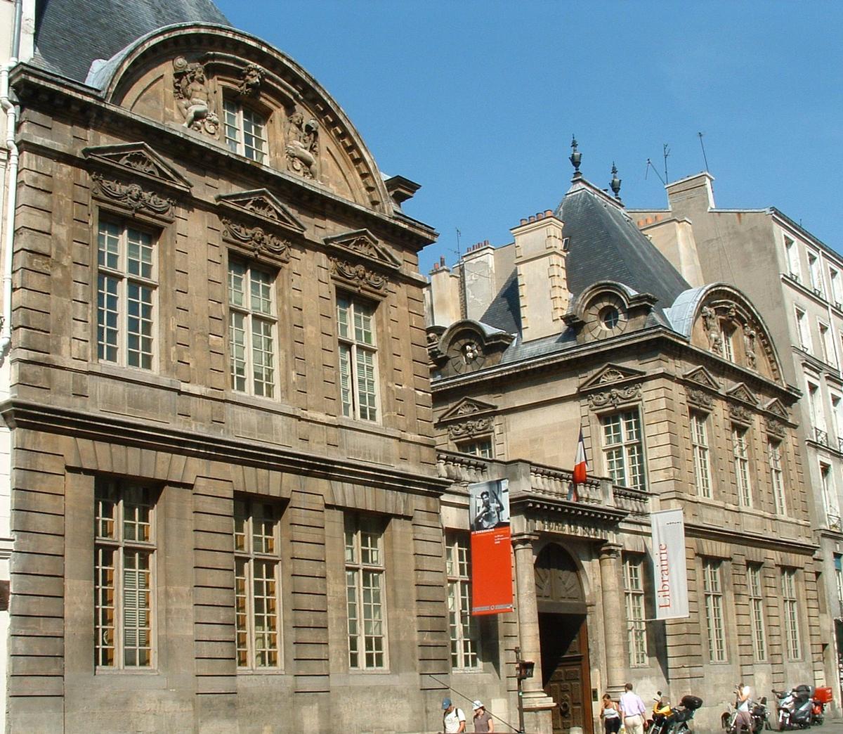 Paris - Hôtel de Sully - Façade sur la rue Saint-Antoine 