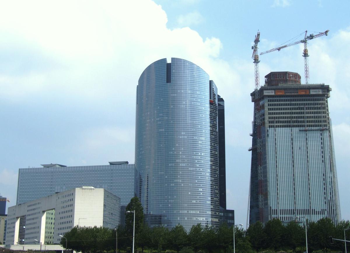 Paris-La Défense - Tour Granite en cours de construction à côté des tours de la Société Générale 