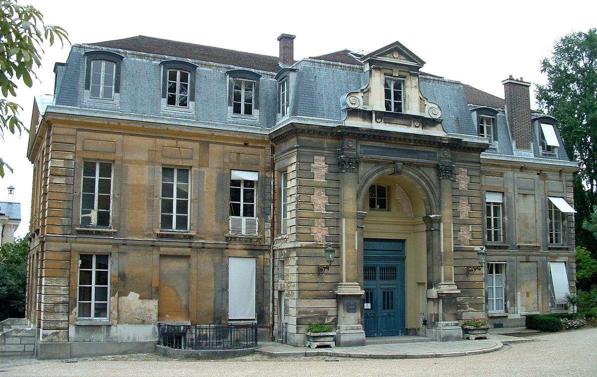 Paris - Museum National d'Histoire Naturelle - Jardin des plantes Ancien hôtel de Magny réalisé par l'architecte Pierre Bullet vers 1700 - Façade Sud-Ouest