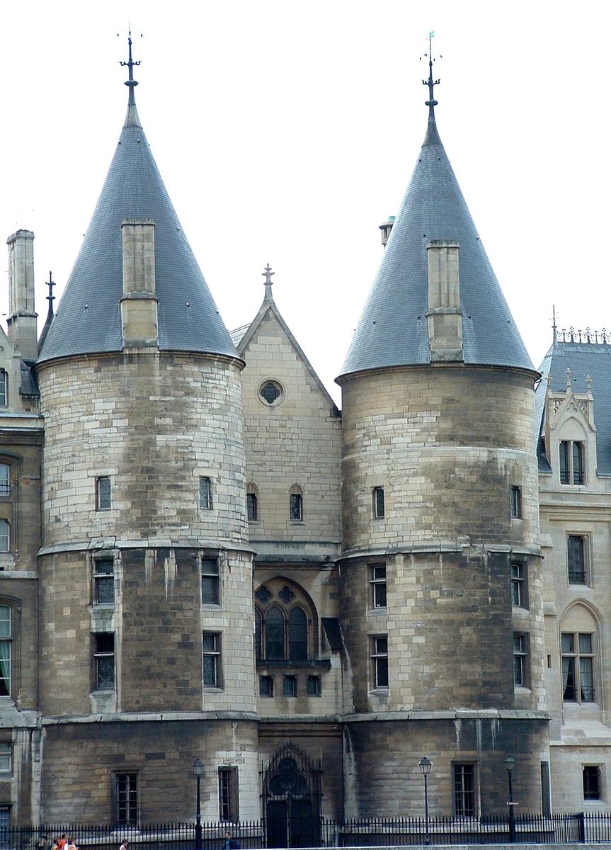 Paris - Palais de Justice - Entrée de la Conciergerie - A gauche, la tour de César et à droite, la tour d'Argent 