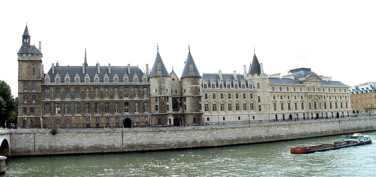 Paris - Palais de Justice, Conciergerie A gauche, la tour de l'Horloge, puis les deux tours de l'entrée de la Conciergerie - la tour de César et la tour d'Argent - enfin la tour Bonbec et les bâtiments de la Cour de Cassation
