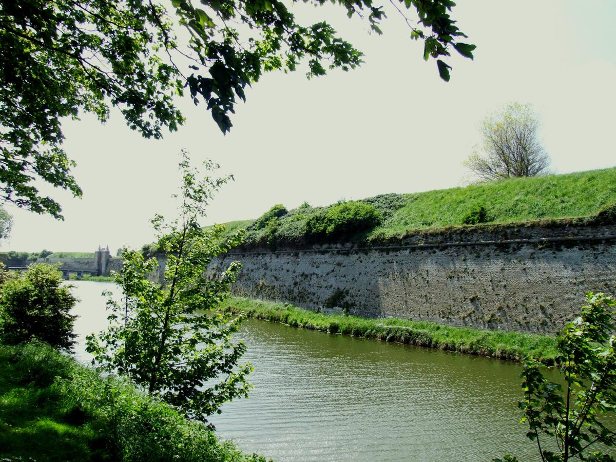 Calais - Citadelle - L'entrée côté ville protégée par une demi-lune et un canal 