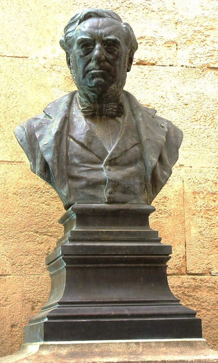 Statue de Paulin Talabot se trouvant dans le hall de la gare de Nîmes 