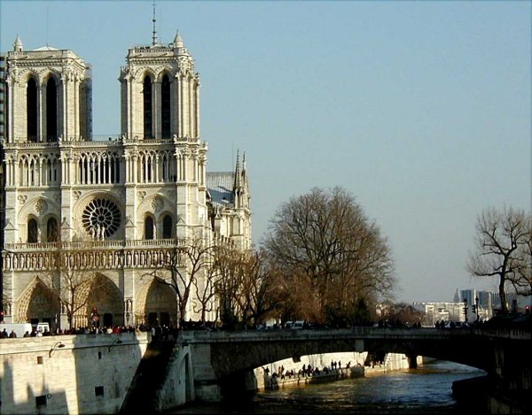 Petit Pont et Notre Dame de Paris à gauche 