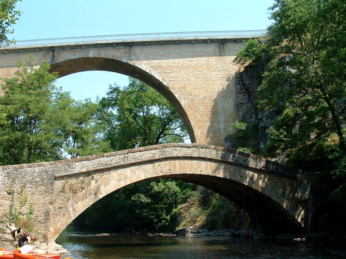 Pierre-Perthuis - Le Vieux pont et le Pont-Neuf 