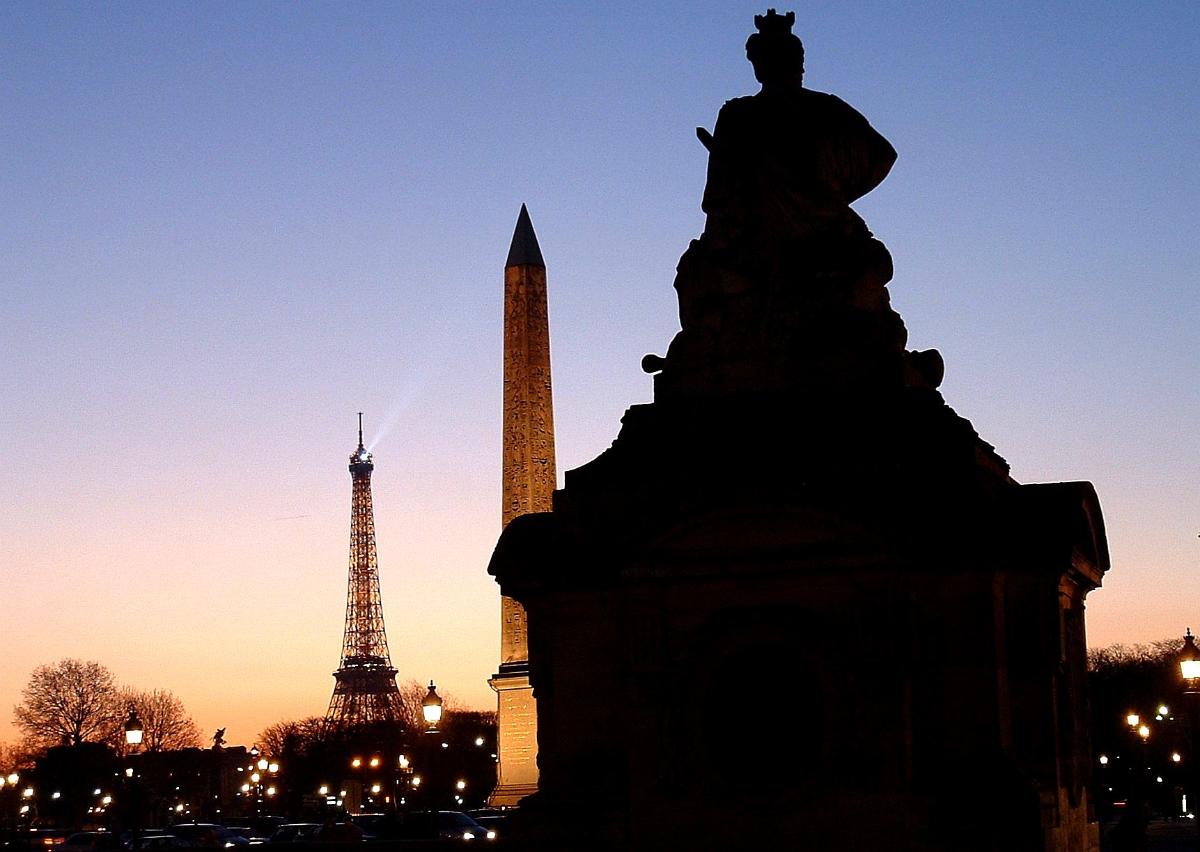 Place de la Concorde Guérites d'Ange-Jacques Gabriel avec les statues, l'Obélisque et la Tour Eiffel le soir