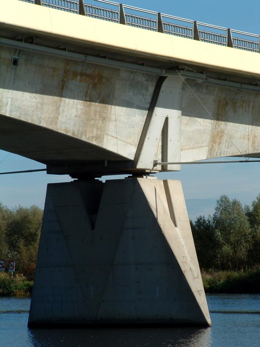 Fiche média no. 28212 Pont-à-Mousson - Pont sur la Moselle du CD910b (deuxième pont sur la Moselle) - Culée enrive gauche avec escalier d'accès et viaduc d'accès au-dessus des voies ferrées