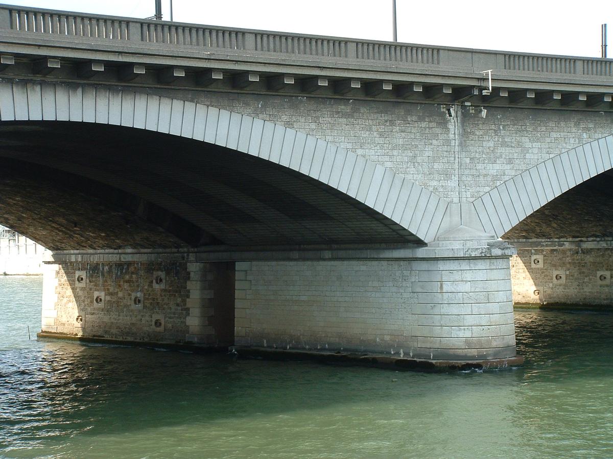 Paris - Pont National - Une pile en Seine 