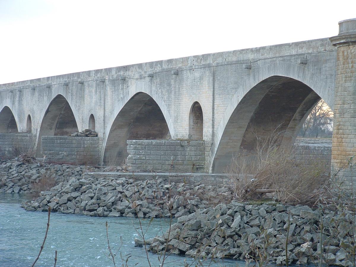 Pont-Saint-Esprit - Le pont Saint-Esprit - Piles et travées vues de l'amont 