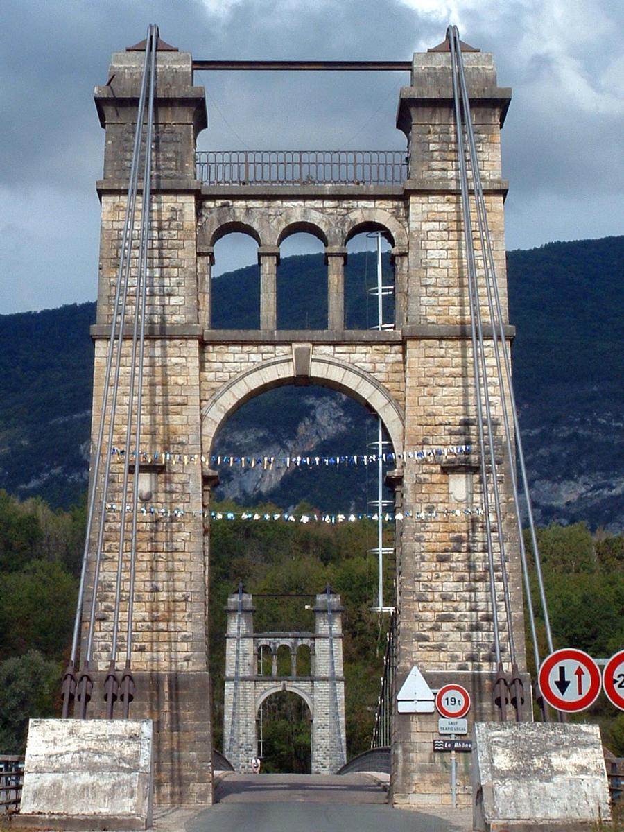 Pont de Groslée sur le Rhône - Les deux pylônes 