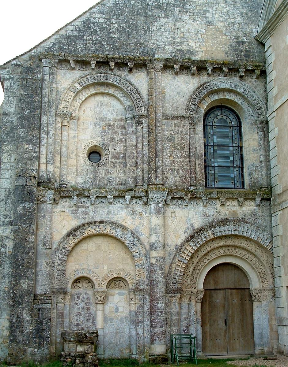 Prieuré de VillesalemFaçade occidentale non cachée par les bâtiments monastiques Prieuré de Villesalem Façade occidentale non cachée par les bâtiments monastiques