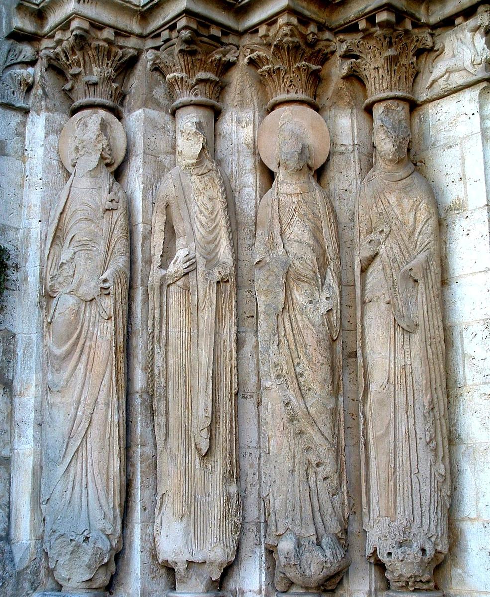 Provins - Eglise Saint-Ayoul - Façade occidentale - Portail central - Statues-colonnes de gauche 