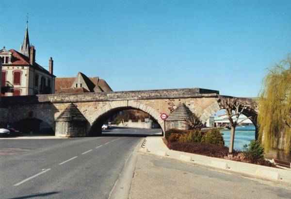 Ruinen der alte Yonnebrücke in Pont-sur-Yonne 