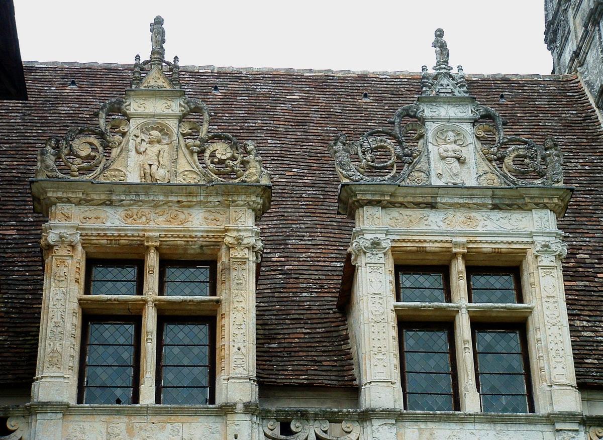 Villars - Château de Puyguilhem - Façade principale - Fenêtres hautes 