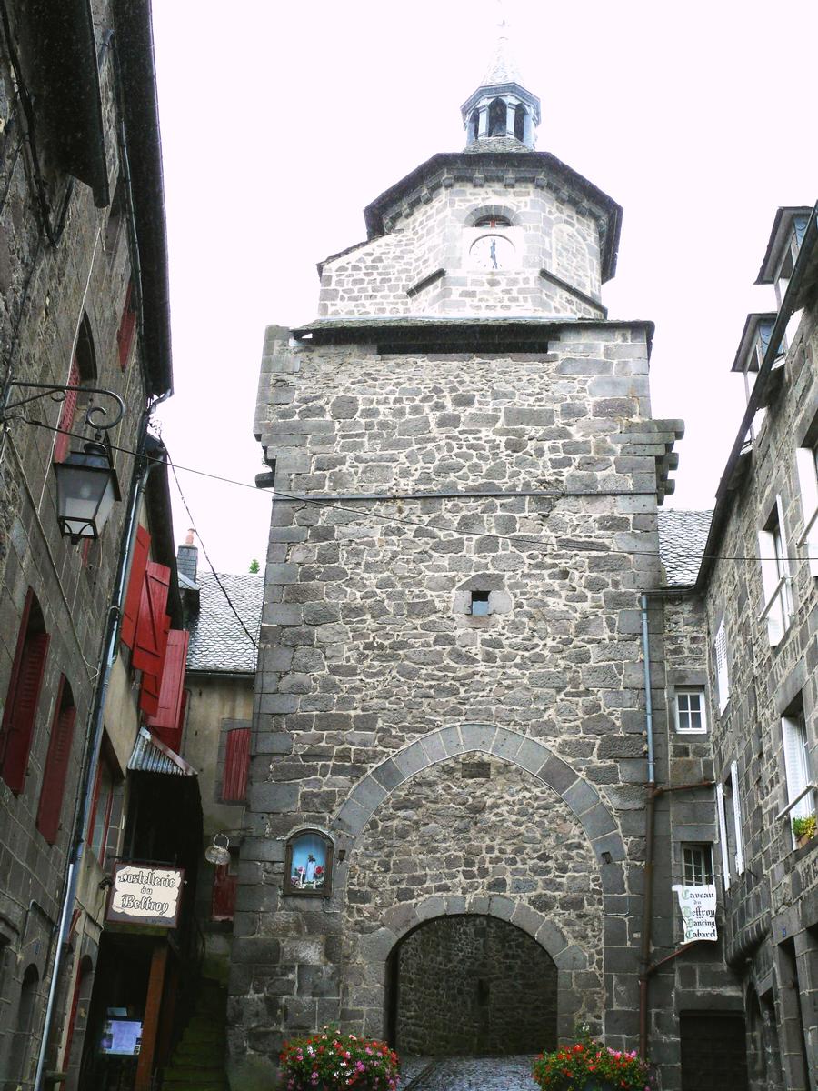 Besse-et-Saint-Anastaise - Tour du Beffroi et porte de la ville - Côté centre ville 