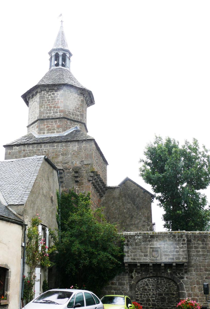 Besse-et-Saint-Anastaise - Tour du Beffroi et porte de la ville - Côté extérieur 