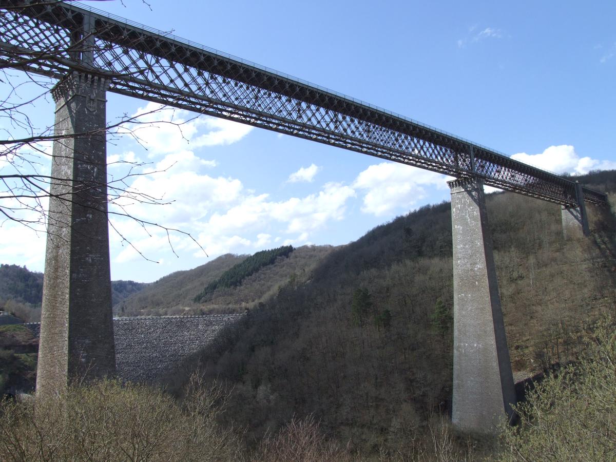 Viaduc des Fades - Le viaduc avec la travée supplémentaire et le barrage de Besserve 