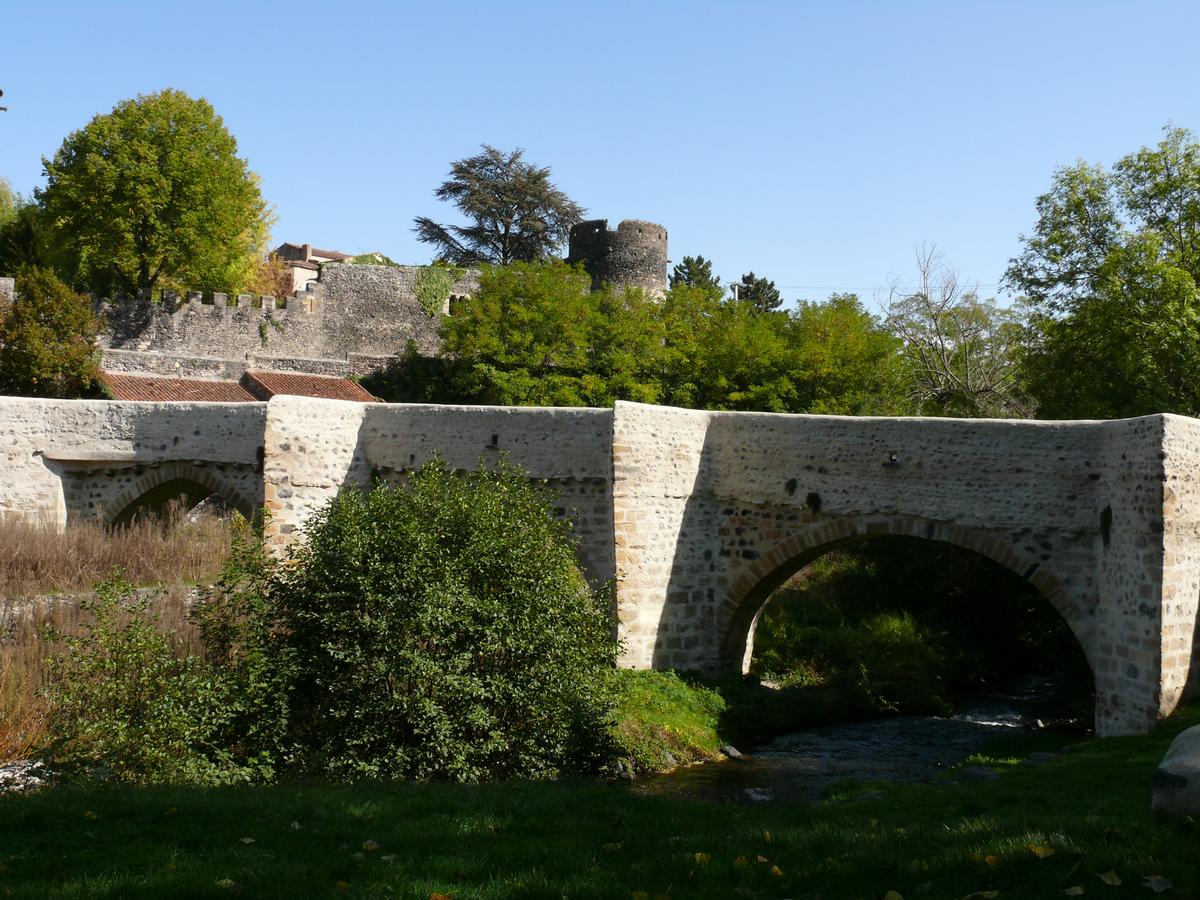 Saint-Amant-Tallende - le Vieux-Pont sur la Monne et le Château de Murol ou de la Tour Fondue avec son enceinte extérieure 