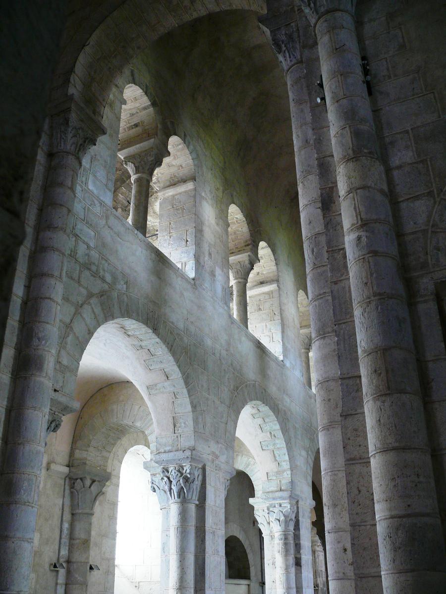 Ennezat - Eglise Saint-Victor-et-Sainte-Couronne - Nef romane 