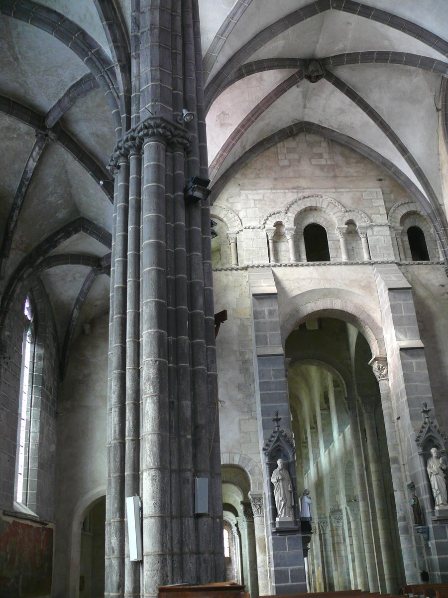 Ennezat - Eglise Saint-Victor-et-Sainte-Couronne - Le choeur gothique plaqué contre le transept roman 