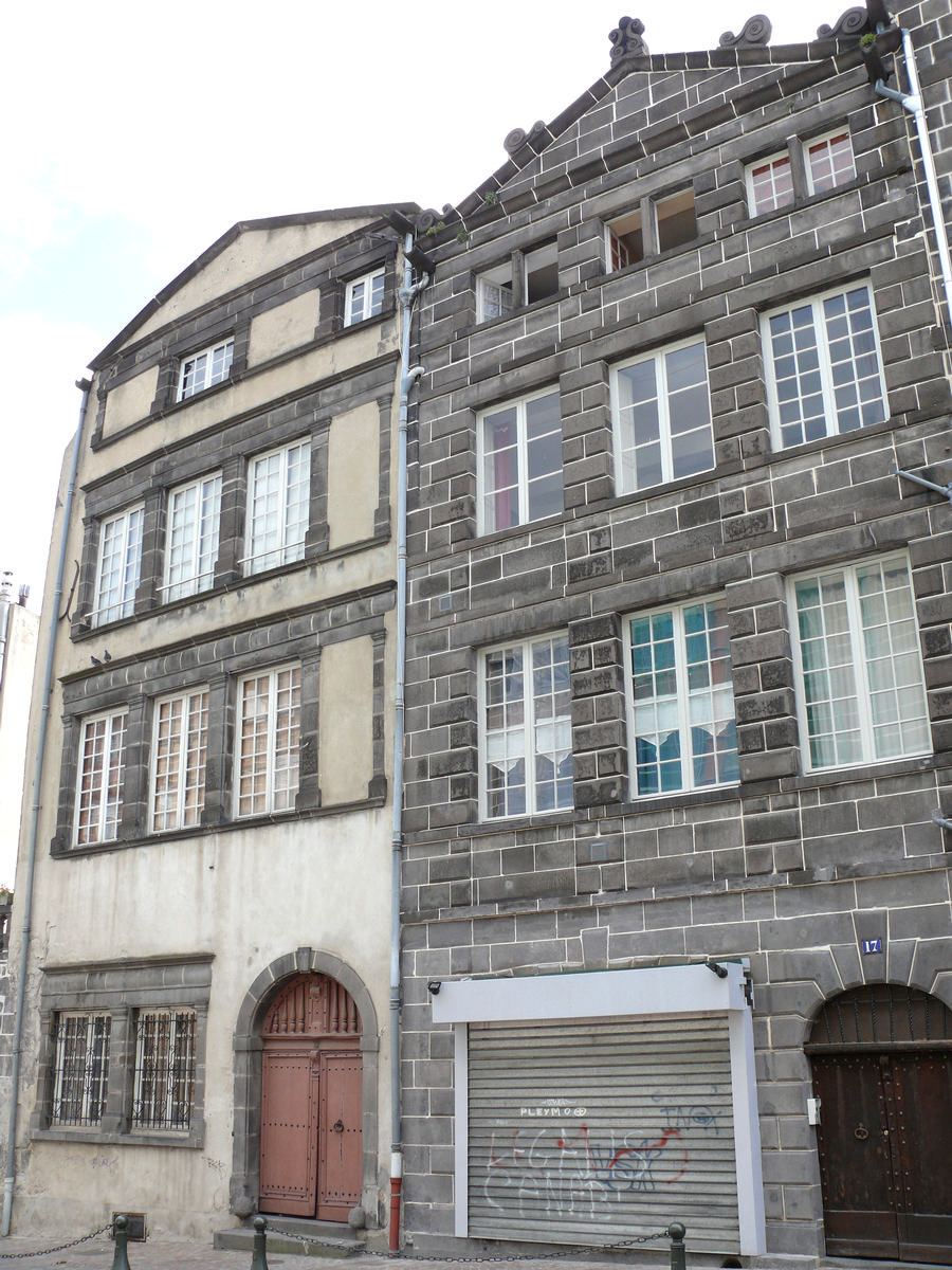 Riom - Maisons de style Louis XIII aux 17 et 19 rue de l'Horloge 