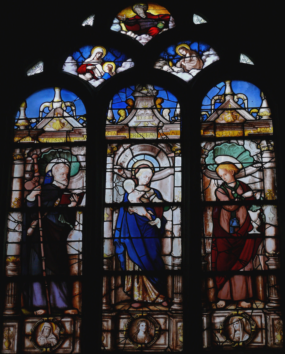 Fiche média no. 145946 Riom - Collégiale Notre-Dame-du-Marthuret - Vitrail de saint-Jacques daté de 1538 avec saint Jacques, patron de la corporation des tanneurs, à droite de la Vierge, et à sa gauche saint Jean l'Evangéliste