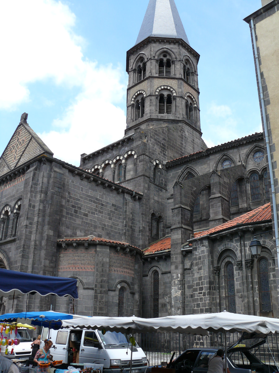 Riom - Basilique Saint-Amable - Chevet et croisillon sud du transept jour de marché 