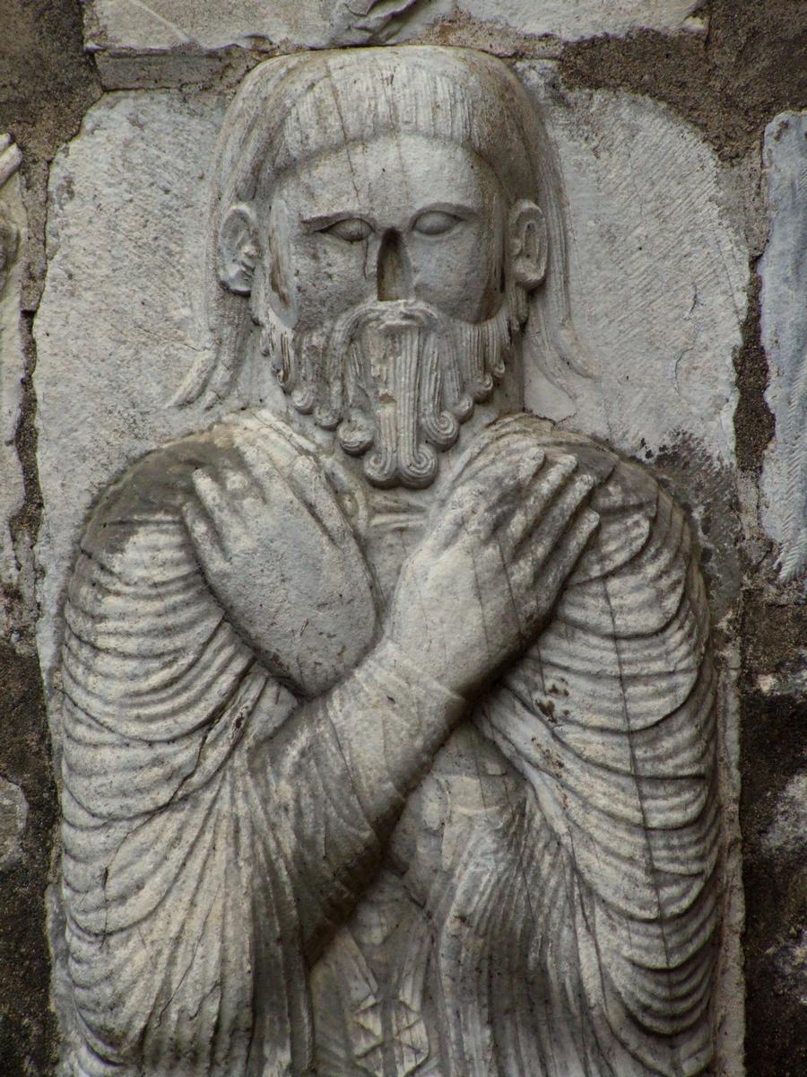 Fiche média no. 84848 Arles-sur-Tech - Abbaye Sainte-Marie - Statue funéraire de Guillem Gaucelm, seigneur de Tellet, enterré le 10 avril 1211. La statue est attribuée à Ramon de Bianya, sculpteur du début du 13 ème siècle