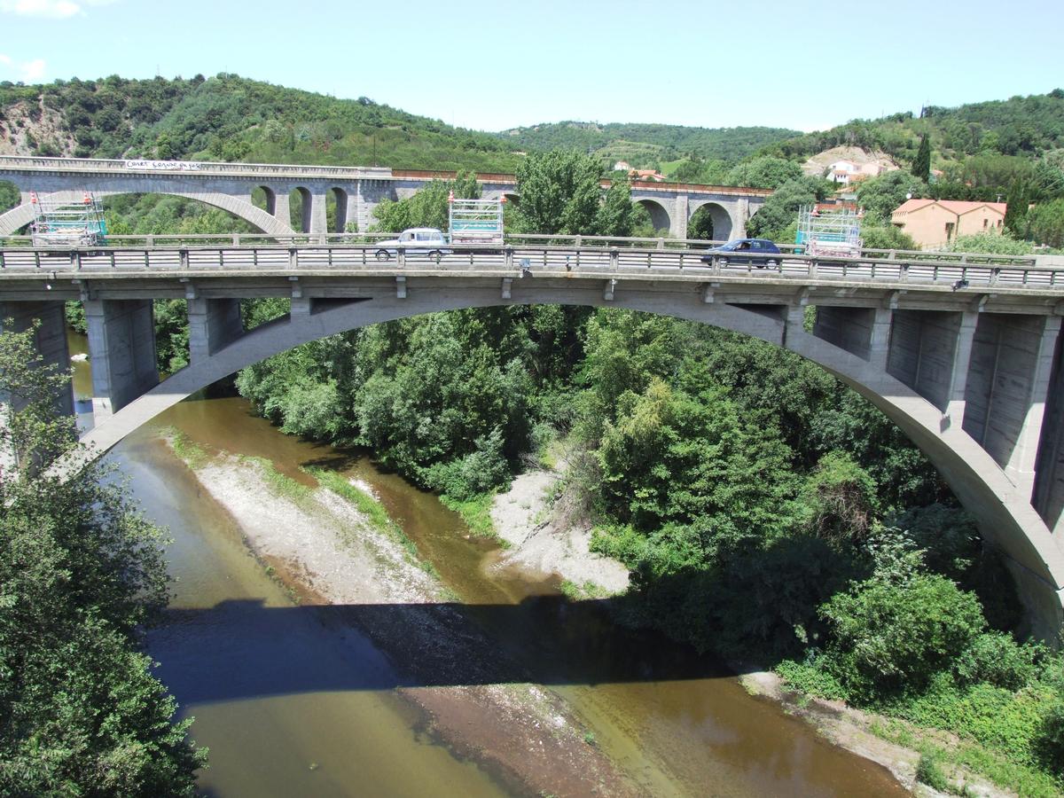Céret - Pont Neuf - Le pont Neuf et le viaduc ferroviaire en arrière-plan 