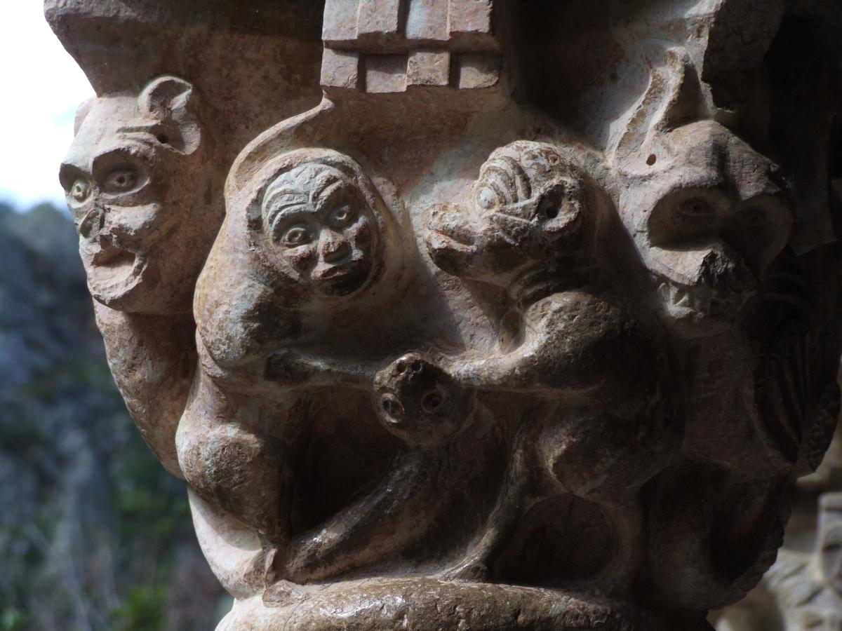 Abbaye de Saint-Martin-du-Canigou - Galerie du cloître - Chapiteau 