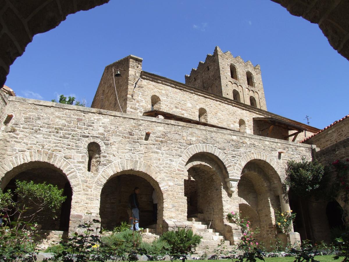 Abbaye de Saint-Martin-du-Canigou - L'église vue de la galerie du cloître 