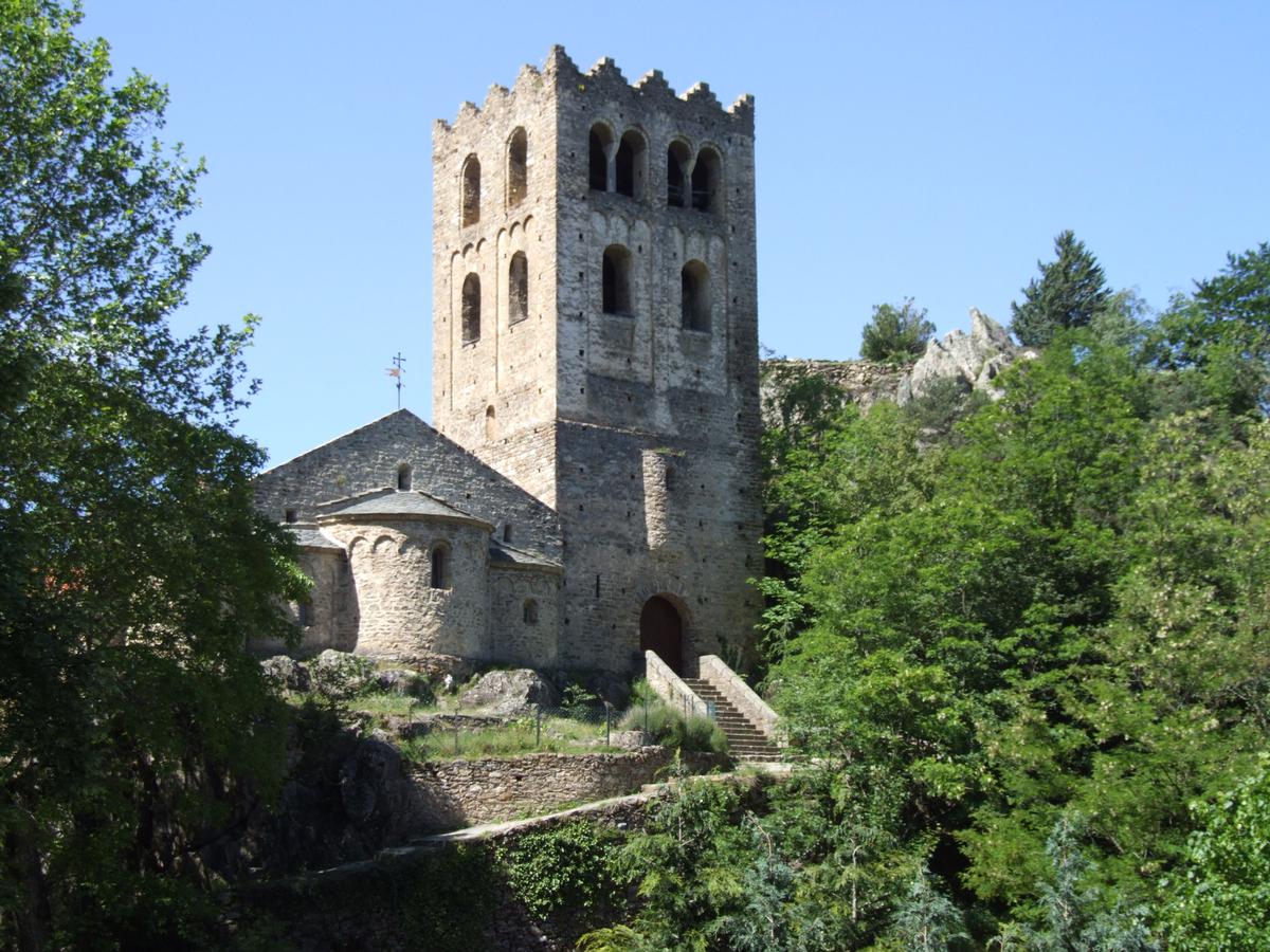 Fiche média no. 85180 Abbaye de Saint-Martin-du-Canigou - Clocher servant autrefois d'entrée à l'abbaye et consacrée à saint Michel Archange et chevet de l'abbatiale