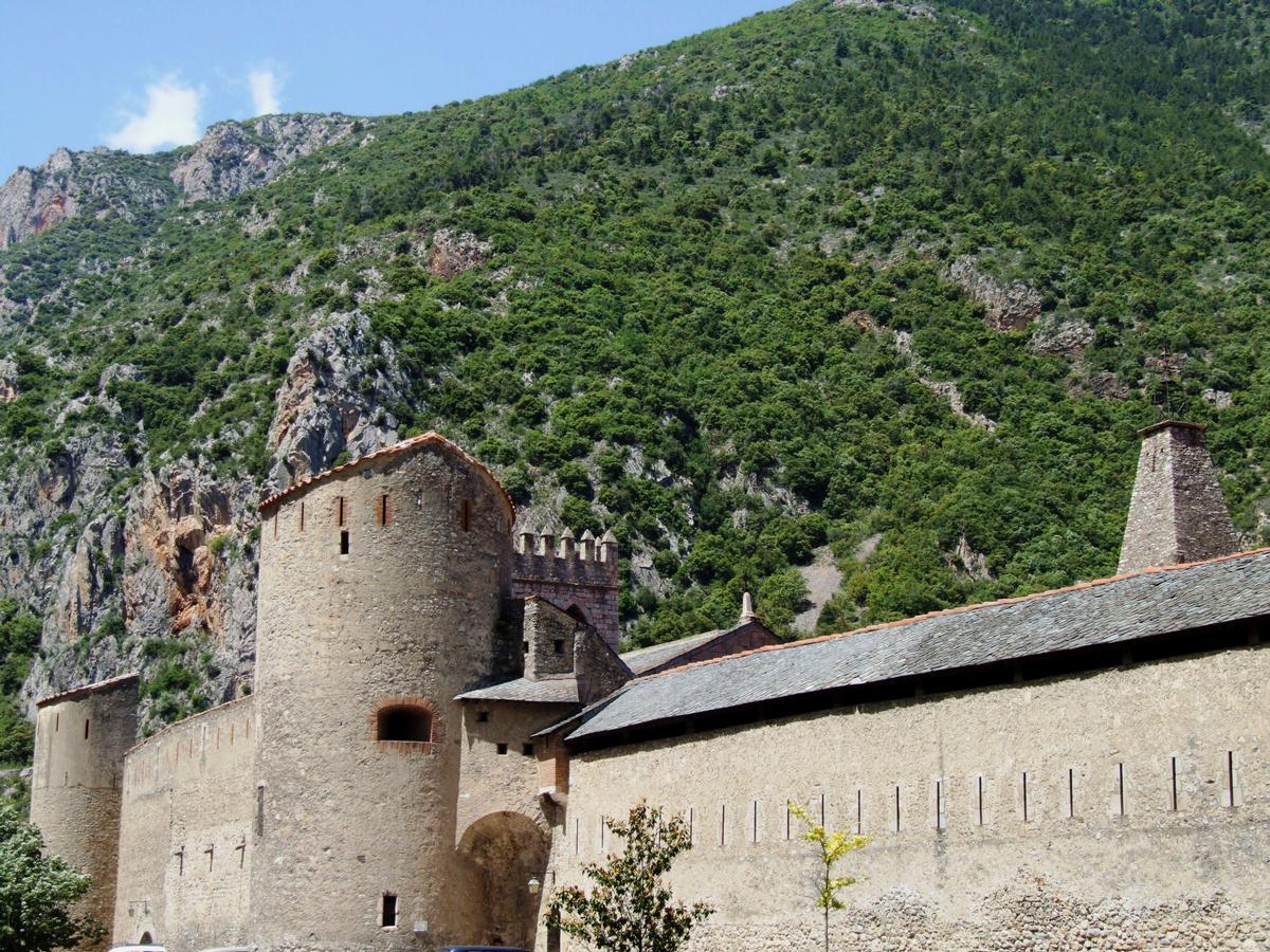 Remparts de Villefranche-de-Conflent - Courtine côté ouest avec les tours rondes construites par le roi d'Aragon Pierre le Cérémonieux 