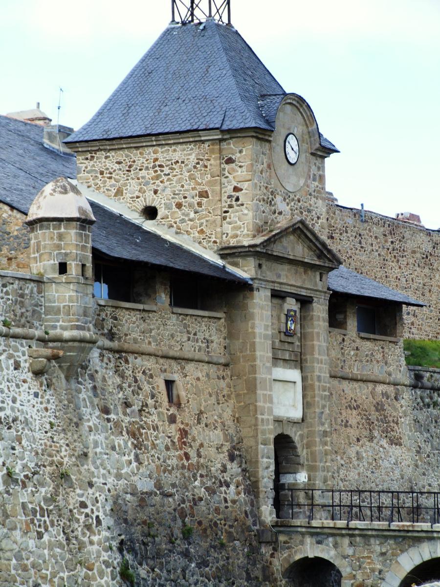 Citadelle de Mont-Louis - Entrée (la citadelle, toujours propriété du ministère de la Défense, ne peut pas être visitée) 