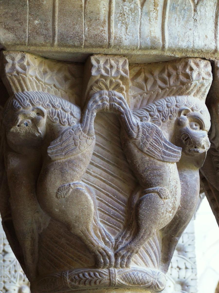 Elne - Cathédrale Sainte-Eulalie - Cloître - Chapiteau représentant des dragons 