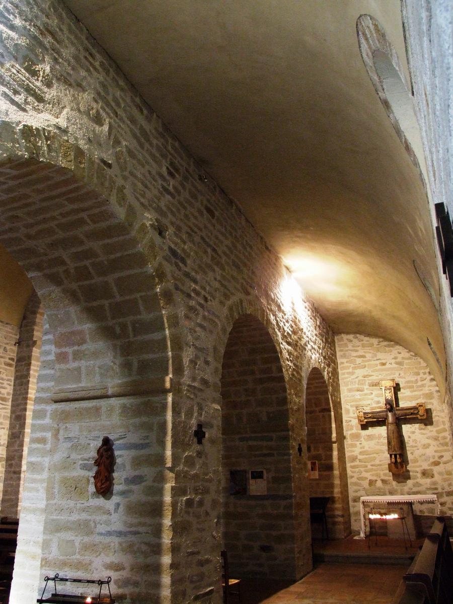 Chapelle de la Trinité - Nef latérale du 12ème siècle avec le Christ roman 