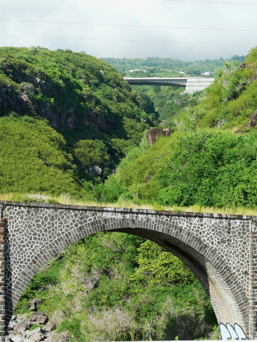 Route des Tamarins et Chemin de fer de la Réunion - Ponts sur la ravine des Colimaçons 