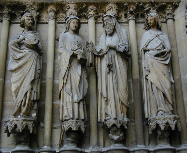 Western façade detail: Group of the Presentation to the Temple 
