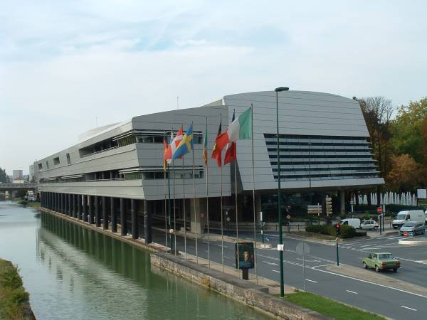 Centre des Congrès, Reims, au bord du canal de l'Aisne à la Marne 