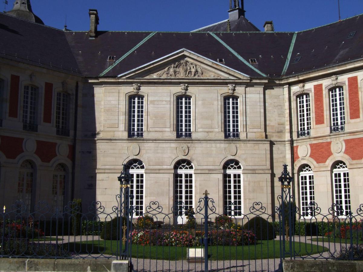 Remiremont - Palais abbatial (Hôtel de ville) - Façade sur le jardin des Olives - Pavillon central 