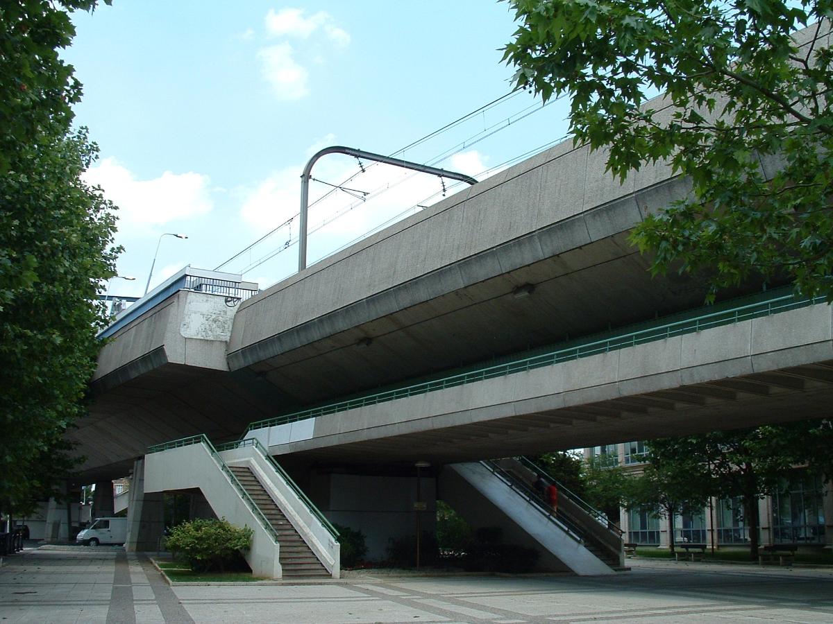 RER A
Pont sur la Marne
Escaliers d'accès à la passerelle 
