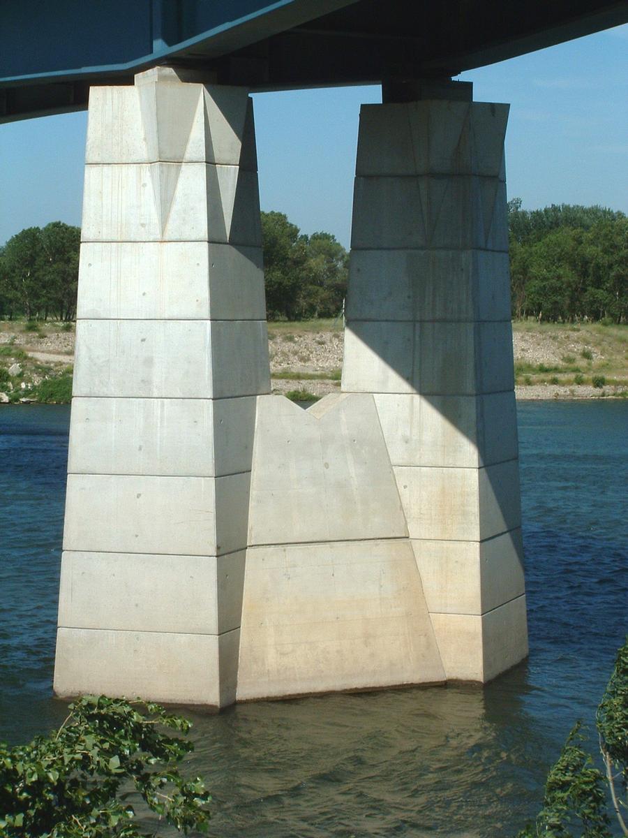 Pont Saint-Esprit - Nouveau pont - Une pile dans le Rhône 