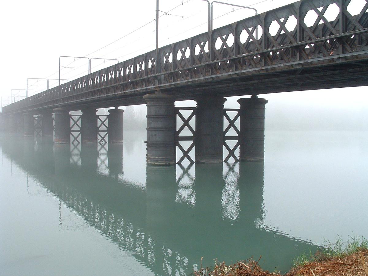 Pont de Culoz (entre Culoz et Vions) - Vue d'ensemble par temps de brouillard à partir de la rive droite côté amont 