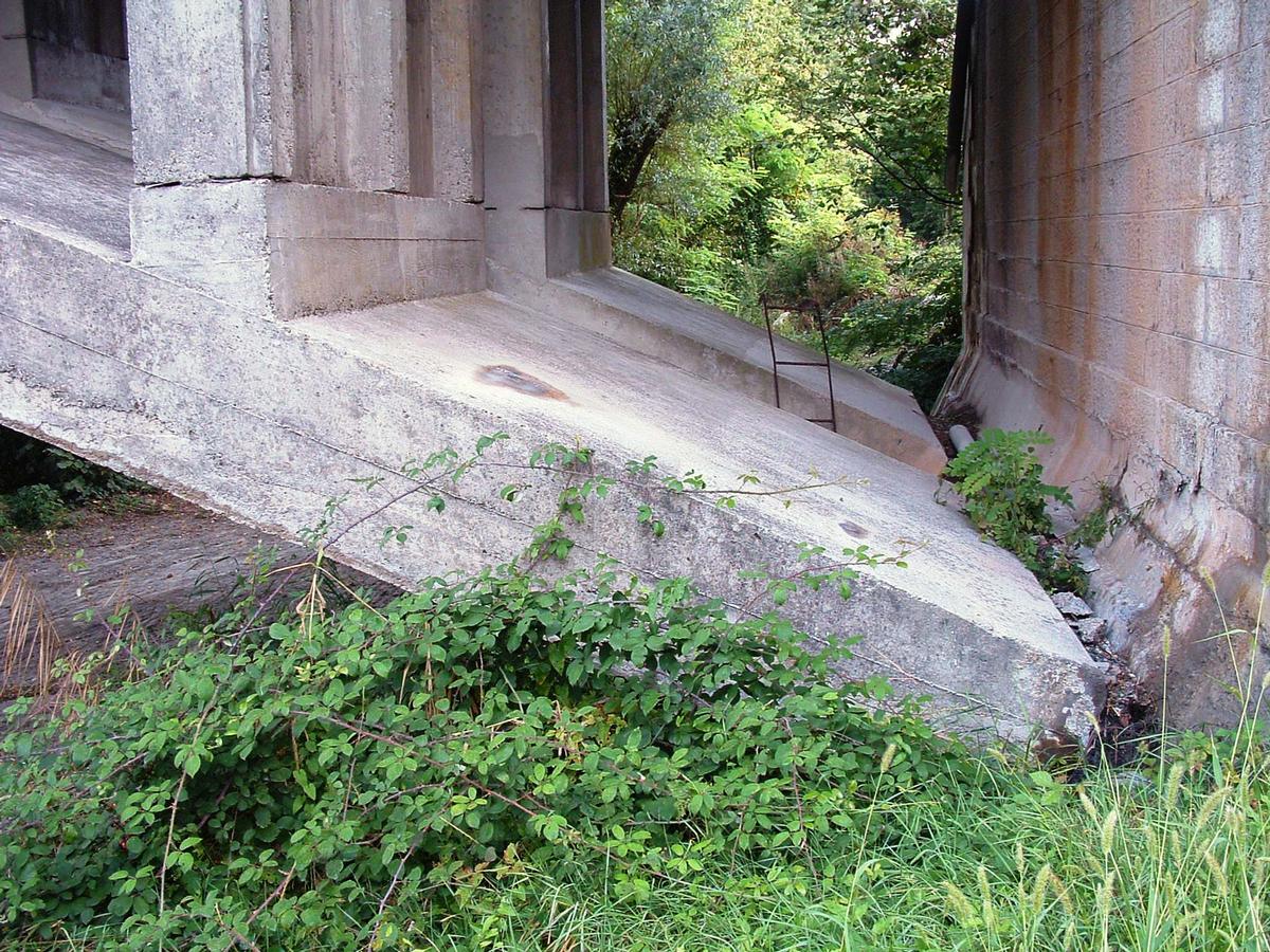 Pont de La Loi - Articulation des arcs sur appui, articulation des pilettes (section de béton rétrécie) 