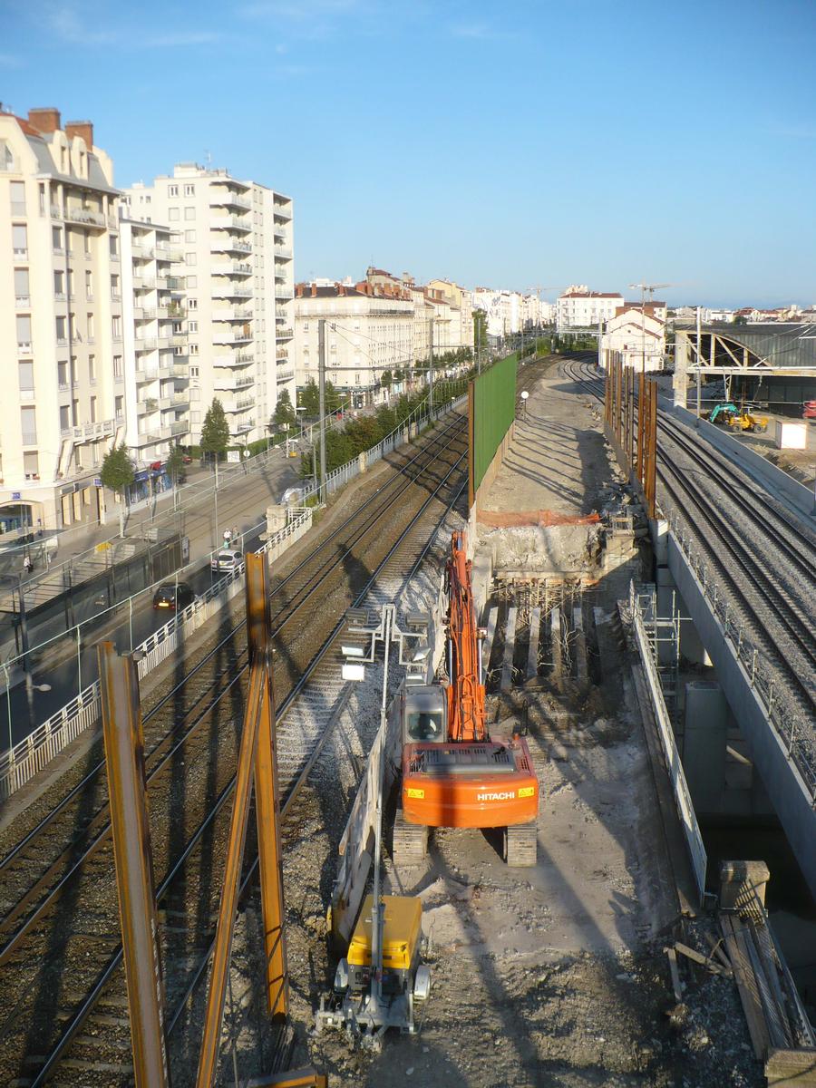Fiche média no. 142119 Lyon - Halte ferroviaire Jean-Macé - Mise en place des poteaux et des barrières de séparation entre les voies ferroviaires circulées et le chantier en cours de démolition partielle de l'ancien tablier