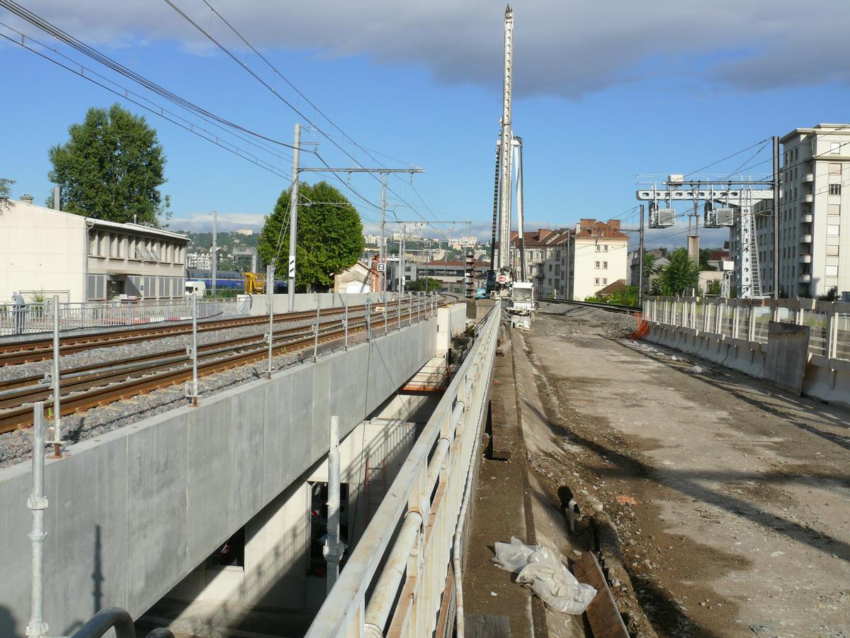 Fiche média no. 142123 Lyon - Halte ferroviaire Jean-Macé - Avant la démolition partielle de l'ancien tablier, forage à la tarière pour mise en place des poteaux devant servir à la protection du chantier au droit des culées de la halte