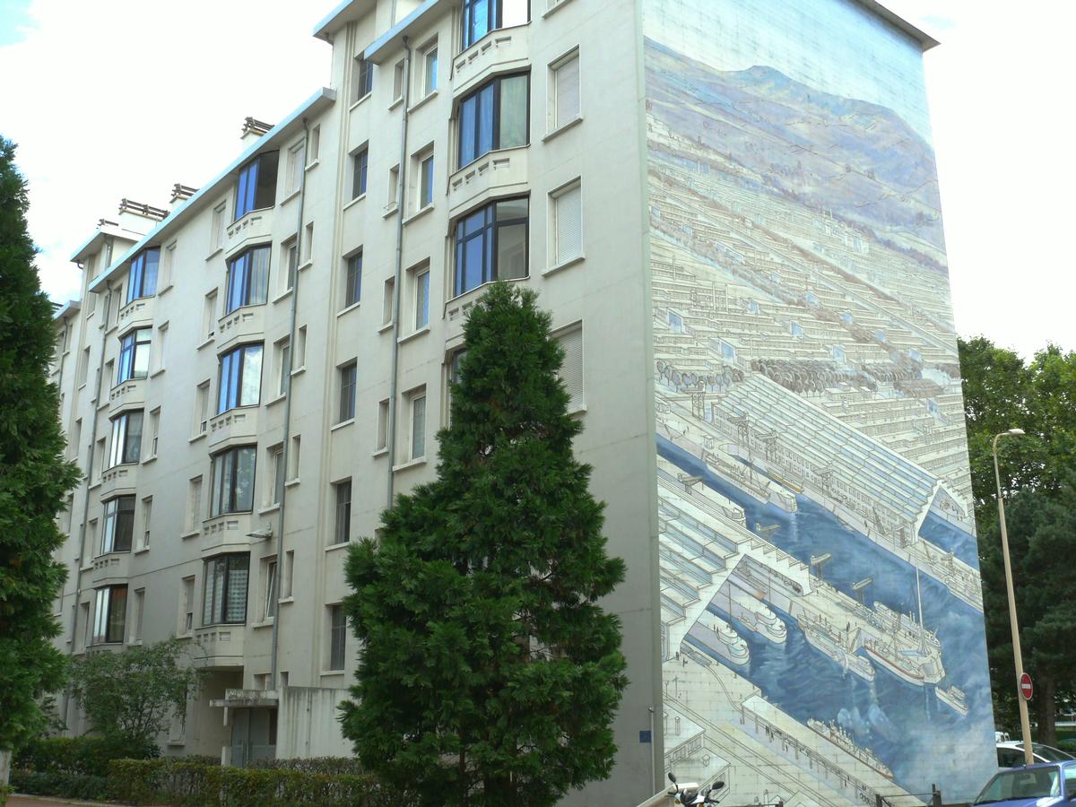 Lyon - Cité «Tony Garnier» - Mur peint représentant un port 
